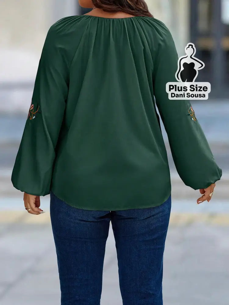 Blusa Com Mangas Bufantes Bordadas e Decote V Plus Size Blusa Com Mangas Bufantes Bordadas e Decote V Plus Size