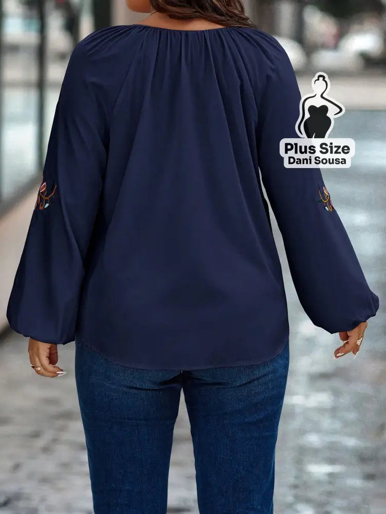 Blusa Com Mangas Bufantes Bordadas e Decote V Plus Size Blusa Com Mangas Bufantes Bordadas e Decote V Plus Size