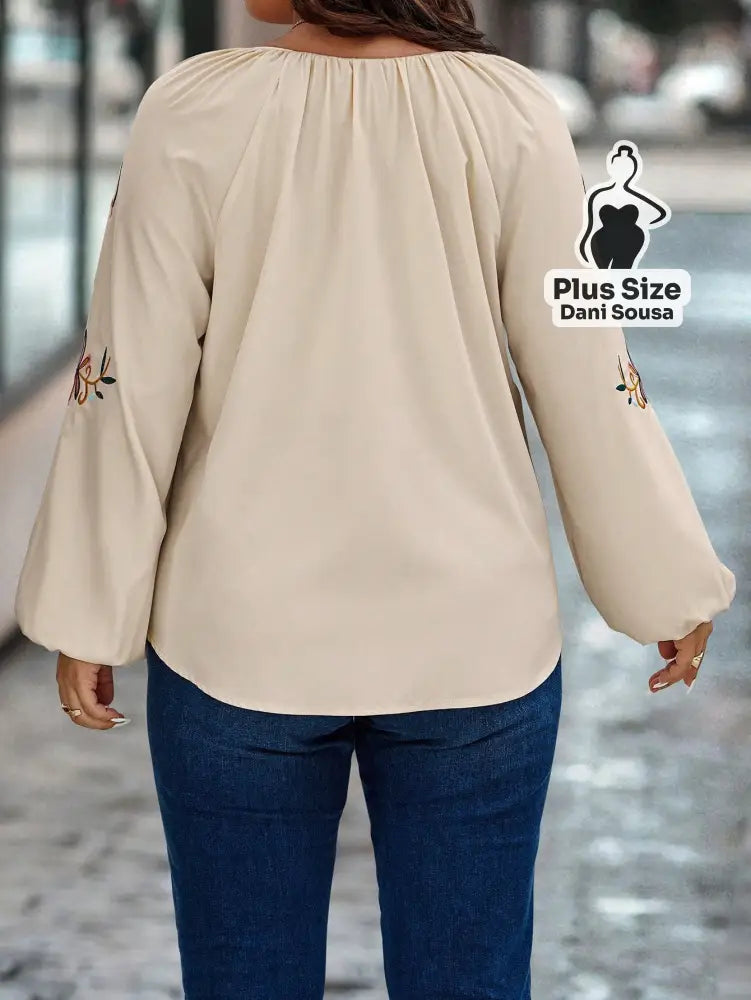 Blusa Com Mangas Bufantes Bordadas e Decote V Plus Size Blusa Com Mangas Bufantes Bordadas e Decote V Plus Size