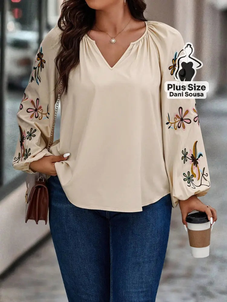 Blusa Com Mangas Bufantes Bordadas e Decote V Plus Size Blusa Com Mangas Bufantes Bordadas e Decote V Plus Size