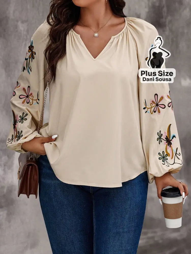 Blusa Com Mangas Bufantes Bordadas e Decote V Plus Size Bege / G Blusa Com Mangas Bufantes Bordadas e Decote V Plus Size