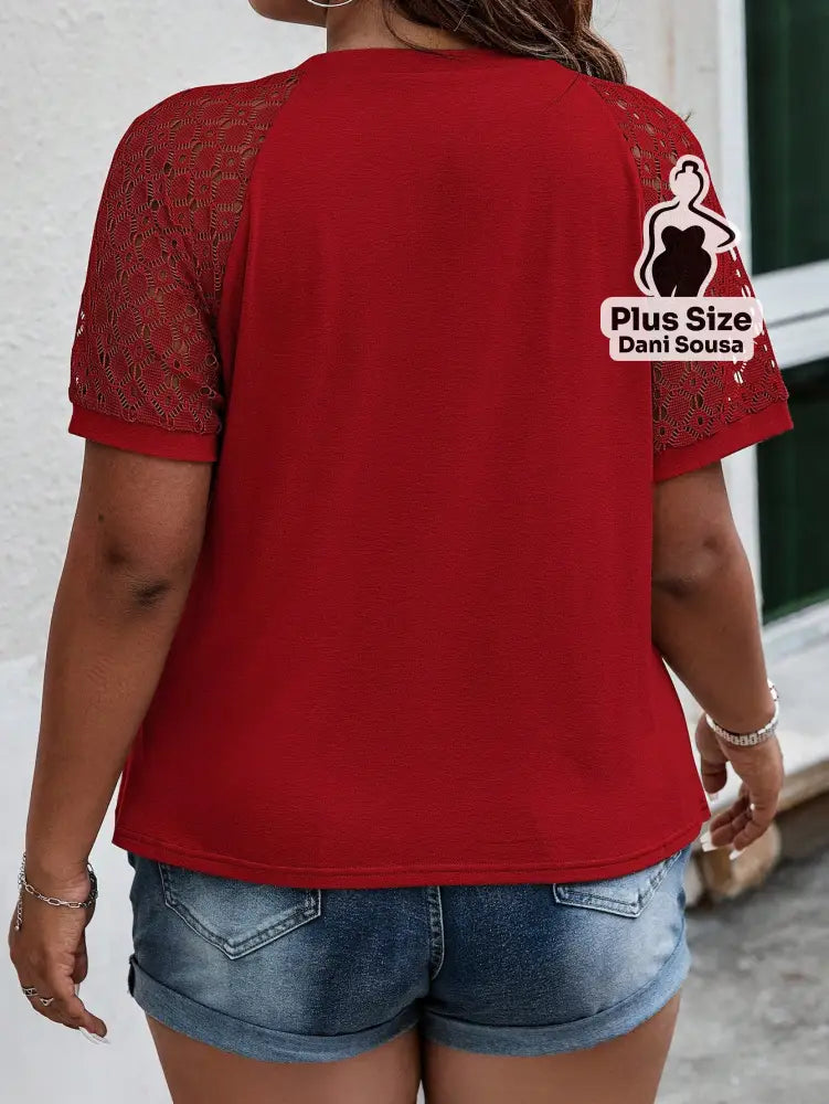 Blusa Com Mangas de Renda e Pregas Elegantes Plus Size Blusa Bata Bordada com Detalhes Vazados Plus Size