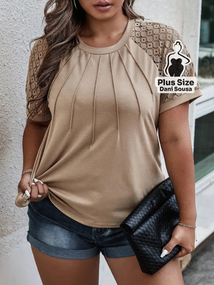 Blusa Com Mangas de Renda e Pregas Elegantes Plus Size Blusa Bata Bordada com Detalhes Vazados Plus Size