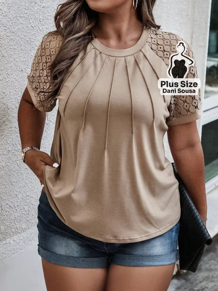 Blusa Com Mangas de Renda e Pregas Elegantes Plus Size Caqui / G Blusa Bata Bordada com Detalhes Vazados Plus Size