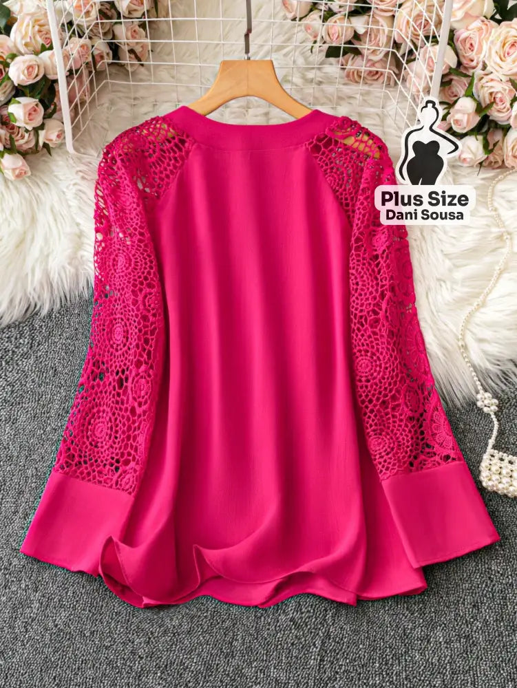 Blusa Com Mangas Rendadas E Detalhe Delicado Plus Size Conjunto Cropped e Shorts Estampado com Detalhes de Renda Plus
