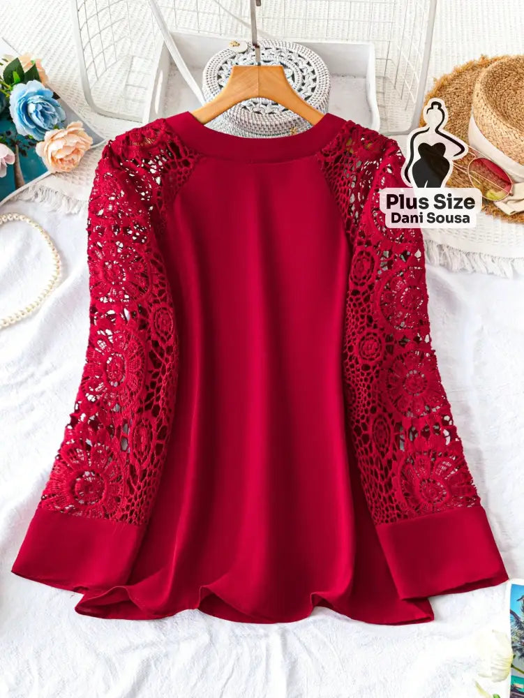 Blusa Com Mangas Rendadas E Detalhe Delicado Plus Size Conjunto Cropped e Shorts Estampado com Detalhes de Renda Plus