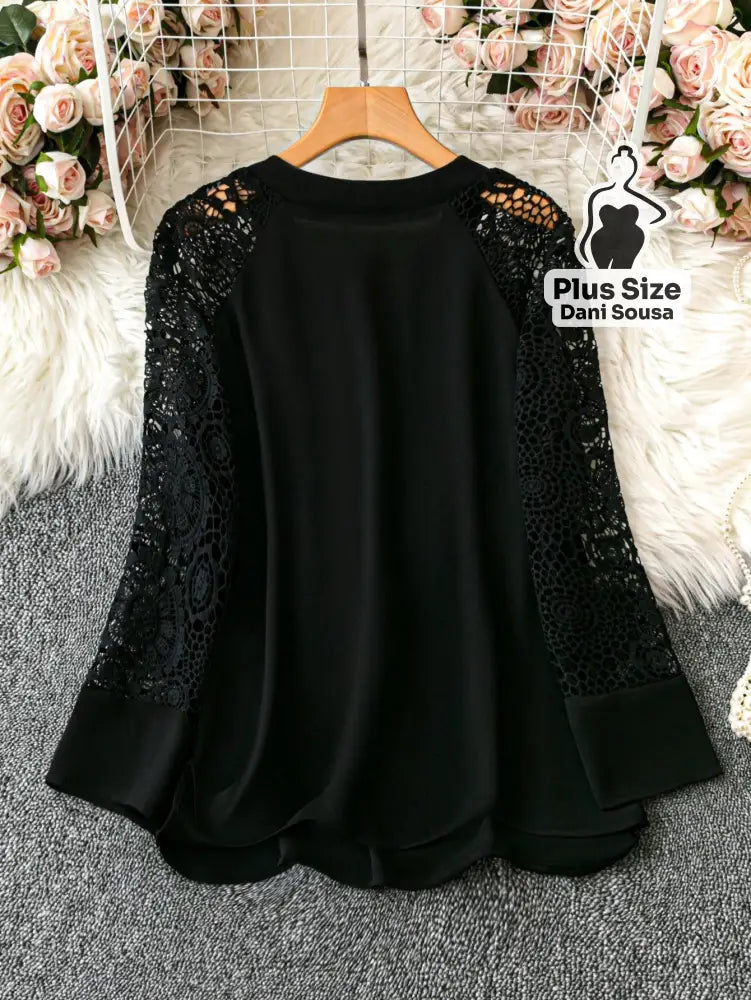 Blusa Com Mangas Rendadas E Detalhe Delicado Plus Size Conjunto Cropped e Shorts Estampado com Detalhes de Renda Plus