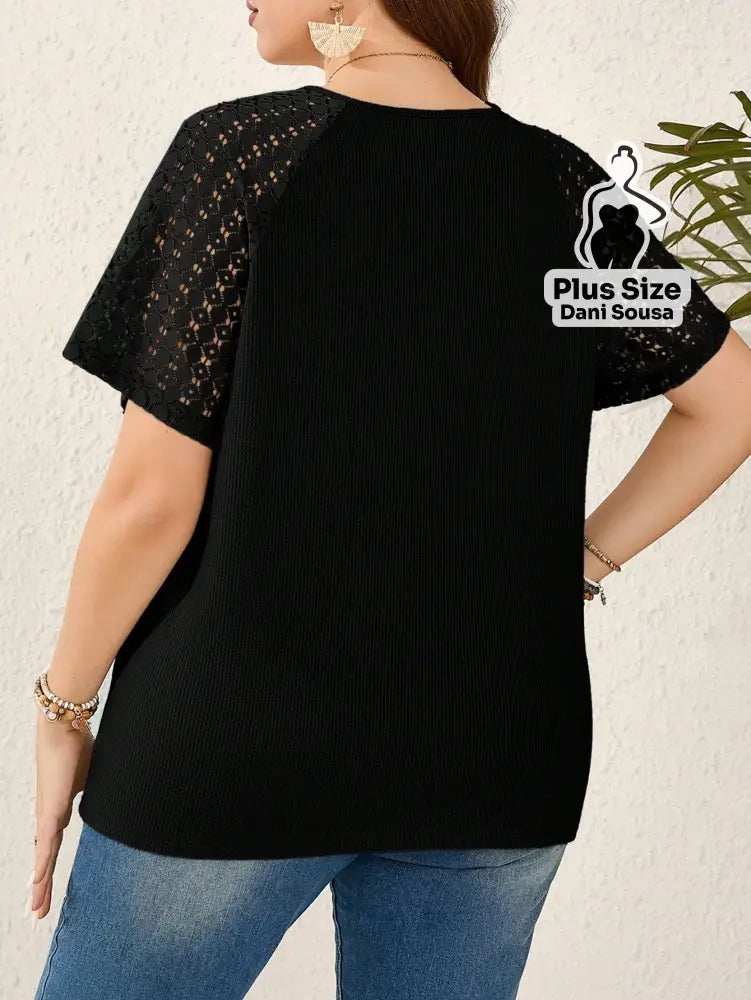 Blusa Com Renda E Detalhes Vazados Plus Size Blusa Com Renda E Detalhes Vazados Plus Size