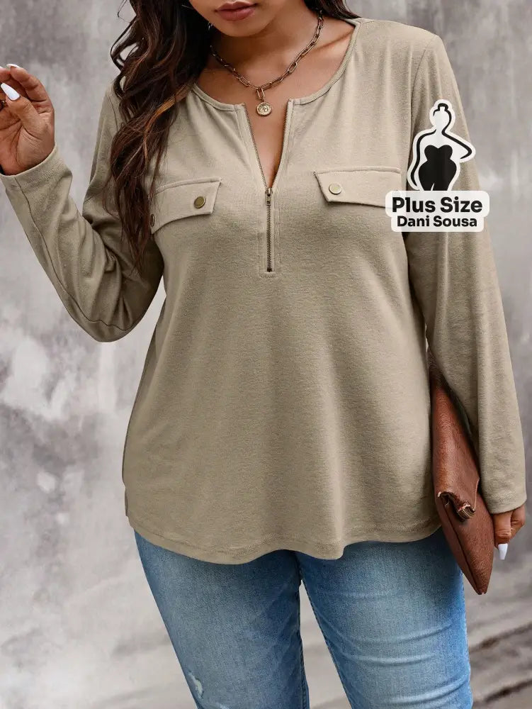 Blusa Com Zíper Frontal e Bolsos Decorativos Plus Size Blusa Com Zíper Frontal e Bolsos Decorativos Plus Size