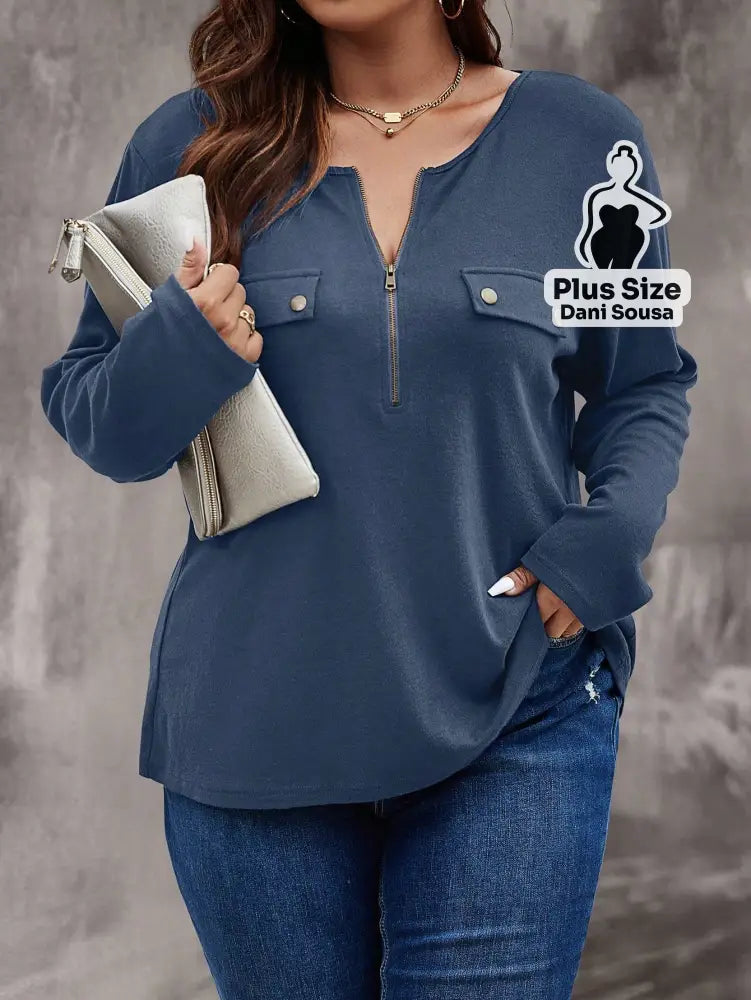 Blusa Com Zíper Frontal e Bolsos Decorativos Plus Size Blusa Com Zíper Frontal e Bolsos Decorativos Plus Size