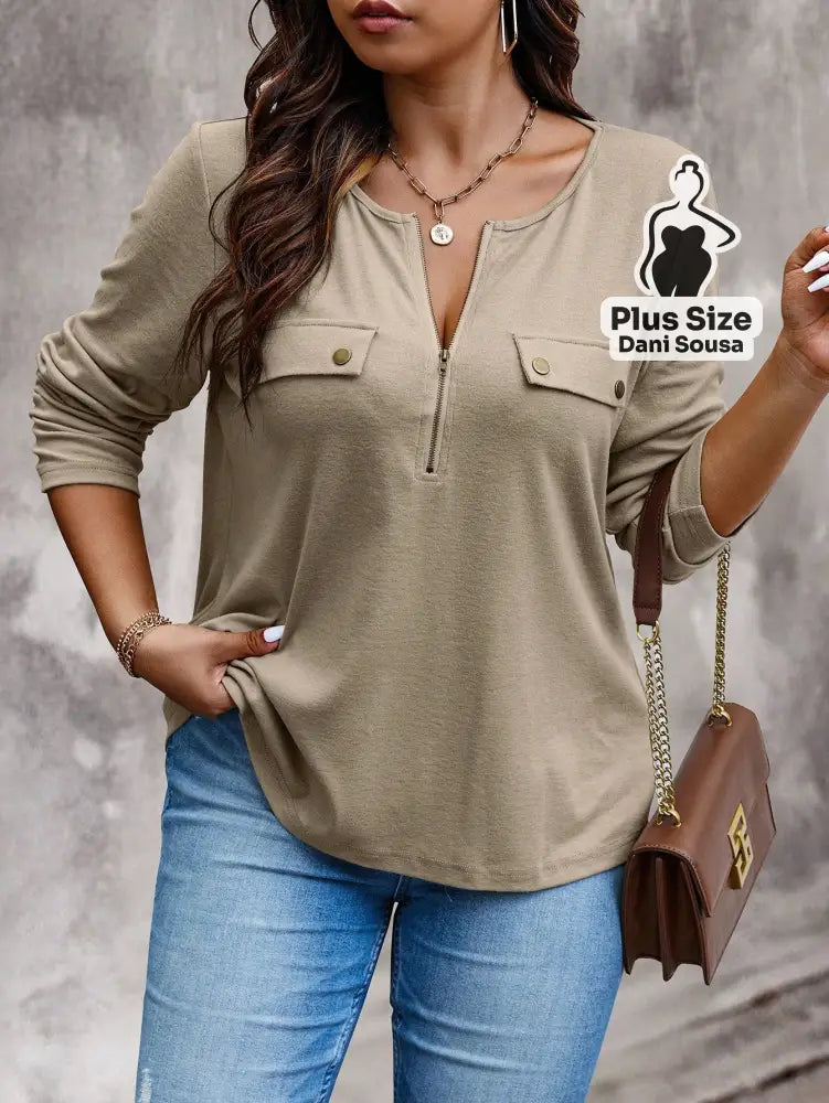 Blusa Com Zíper Frontal e Bolsos Decorativos Plus Size Caqui / G Blusa Com Zíper Frontal e Bolsos Decorativos Plus Size