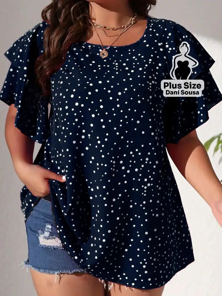 Blusa de Babados Com Estampa de Poás Plus Size Azul Marinho / G Conjunto Cropped e Shorts Estampado com Detalhes de