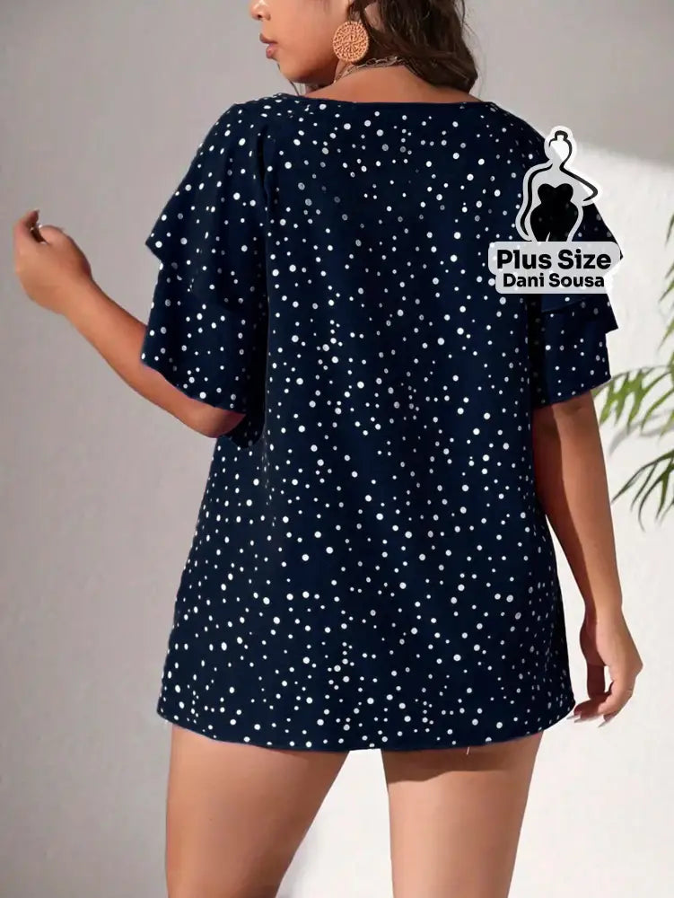 Blusa de Babados Com Estampa de Poás Plus Size Conjunto Cropped e Shorts Estampado com Detalhes de Renda Plus Size