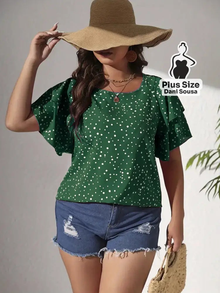 Blusa de Babados Com Estampa de Poás Plus Size Conjunto Cropped e Shorts Estampado com Detalhes de Renda Plus Size