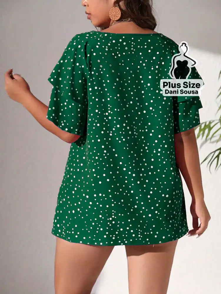 Blusa de Babados Com Estampa de Poás Plus Size Conjunto Cropped e Shorts Estampado com Detalhes de Renda Plus Size