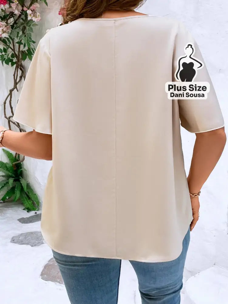 Blusa de Um Ombro Só Com Detalhes de Botões Plus Size Blusa de Um Ombro Só Com Detalhes de Botões Plus Size