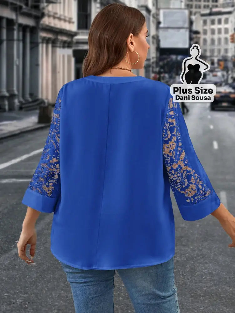 Blusa Elegante Com Detalhe De Renda Nas Mangas E Decote V Plus Size Conjunto Cropped e Shorts Estampado com Detalhes de