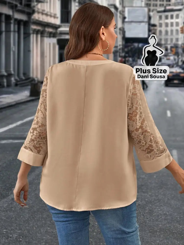 Blusa Elegante Com Detalhe De Renda Nas Mangas E Decote V Plus Size Conjunto Cropped e Shorts Estampado com Detalhes de