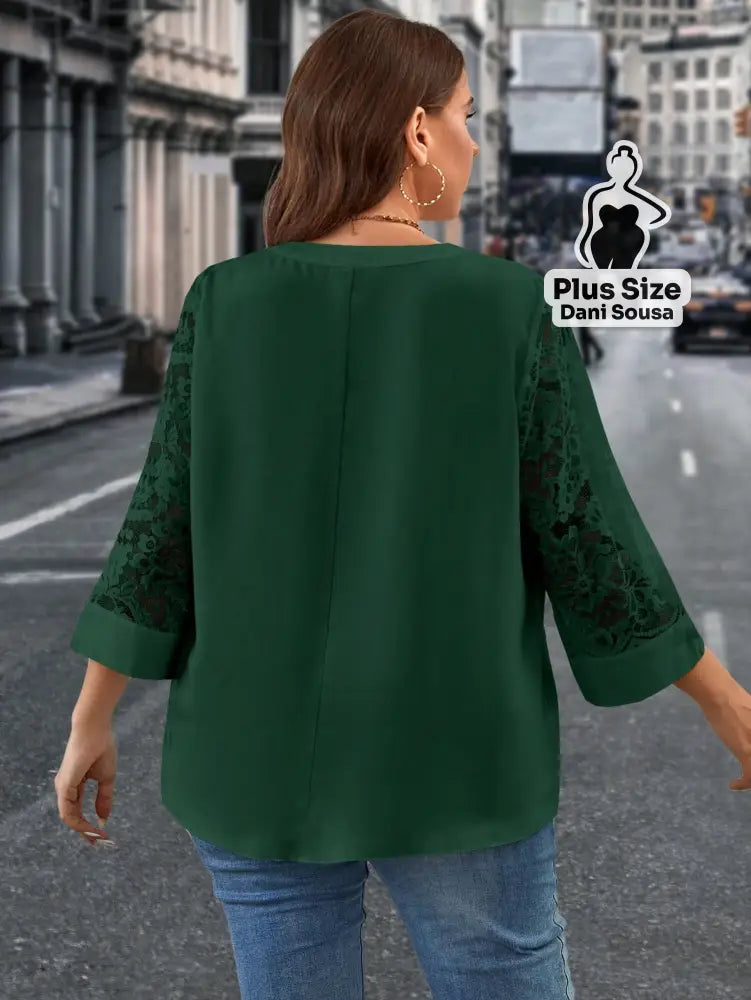 Blusa Elegante Com Detalhe De Renda Nas Mangas E Decote V Plus Size Conjunto Cropped e Shorts Estampado com Detalhes de