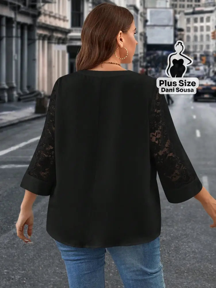 Blusa Elegante Com Detalhe De Renda Nas Mangas E Decote V Plus Size Conjunto Cropped e Shorts Estampado com Detalhes de