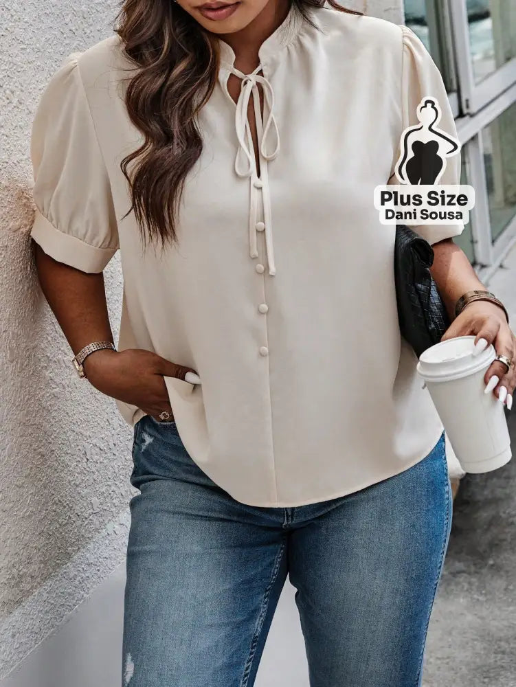 Blusa Elegante Com Laço Frontal e Detalhe de Botões Plus Size Blusa Elegante Com Laço Frontal e Detalhe de Botões Plus