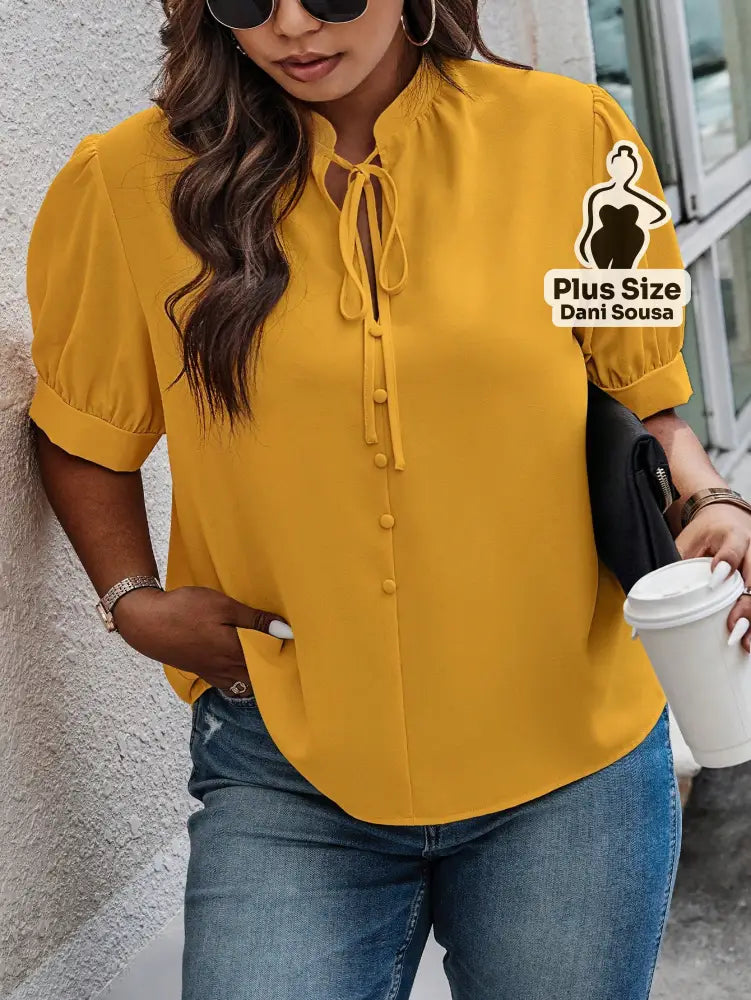 Blusa Elegante Com Laço Frontal e Detalhe de Botões Plus Size Blusa Elegante Com Laço Frontal e Detalhe de Botões Plus
