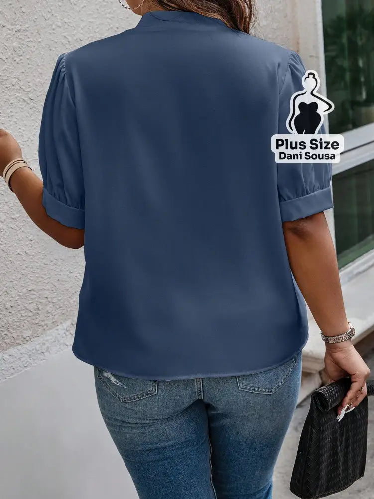 Blusa Elegante Com Laço Frontal e Detalhe de Botões Plus Size Blusa Elegante Com Laço Frontal e Detalhe de Botões Plus