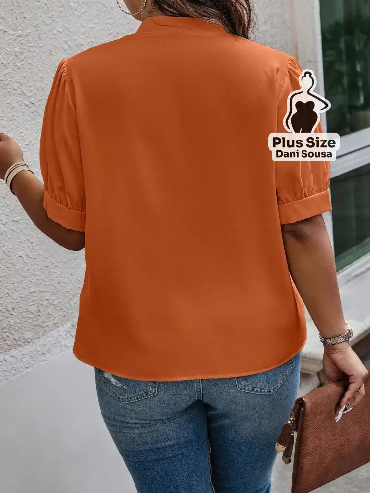 Blusa Elegante Com Laço Frontal e Detalhe de Botões Plus Size Blusa Elegante Com Laço Frontal e Detalhe de Botões Plus