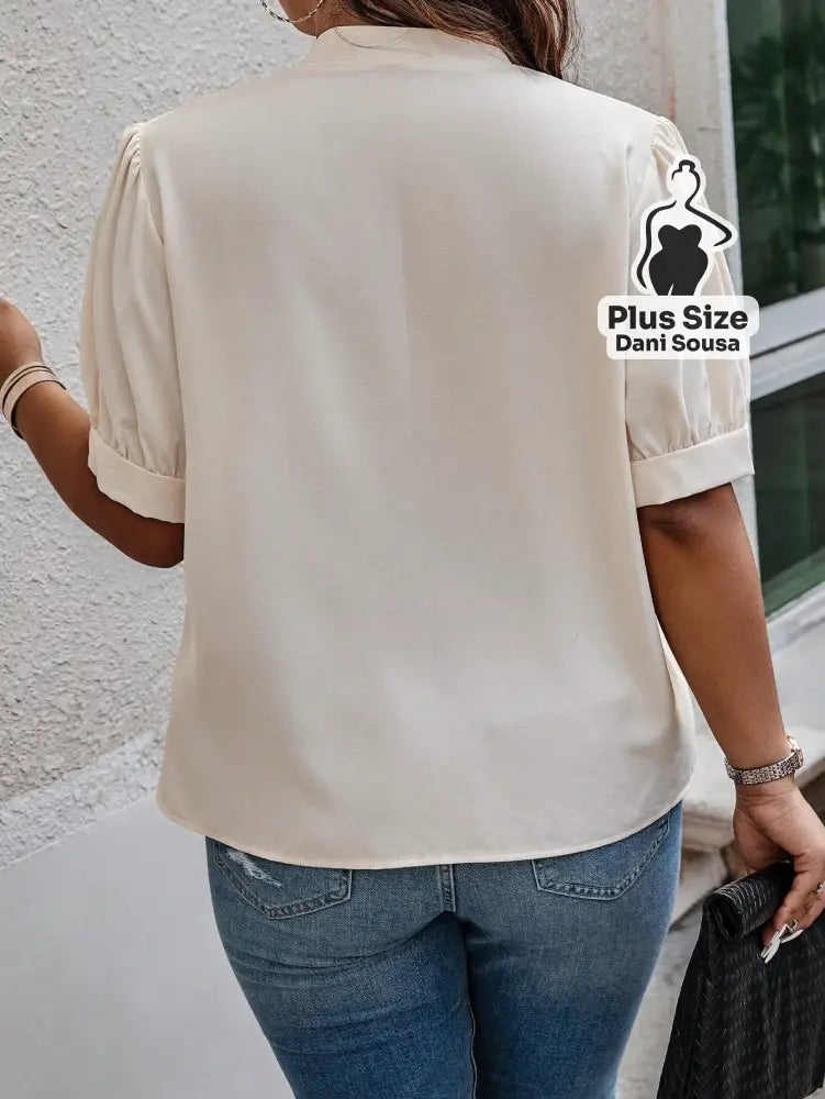 Blusa Elegante Com Laço Frontal e Detalhe de Botões Plus Size Blusa Elegante Com Laço Frontal e Detalhe de Botões Plus