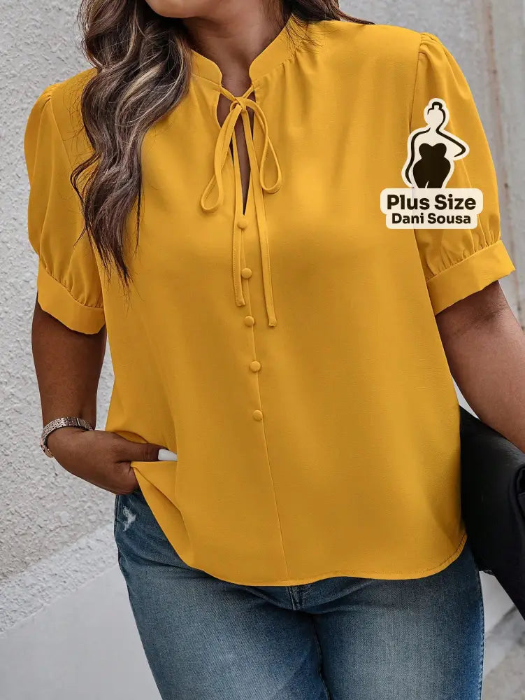 Blusa Elegante Com Laço Frontal e Detalhe de Botões Plus Size Blusa Elegante Com Laço Frontal e Detalhe de Botões Plus