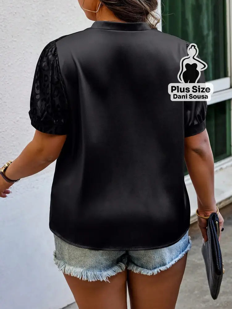 Blusa Elegante Com Laço Frontal e Detalhe de Botões Plus Size Blusa Elegante Com Laço Frontal e Detalhe de Botões Plus