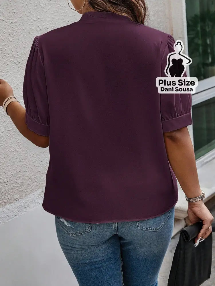 Blusa Elegante Com Laço Frontal e Detalhe de Botões Plus Size Blusa Elegante Com Laço Frontal e Detalhe de Botões Plus