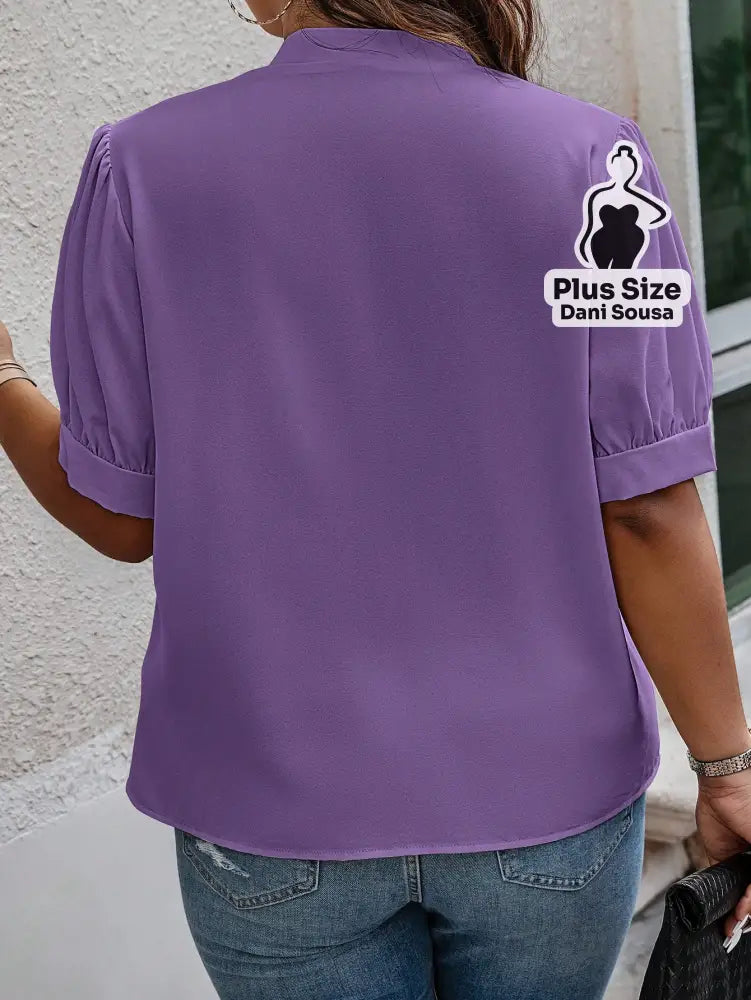 Blusa Elegante Com Laço Frontal e Detalhe de Botões Plus Size Blusa Elegante Com Laço Frontal e Detalhe de Botões Plus
