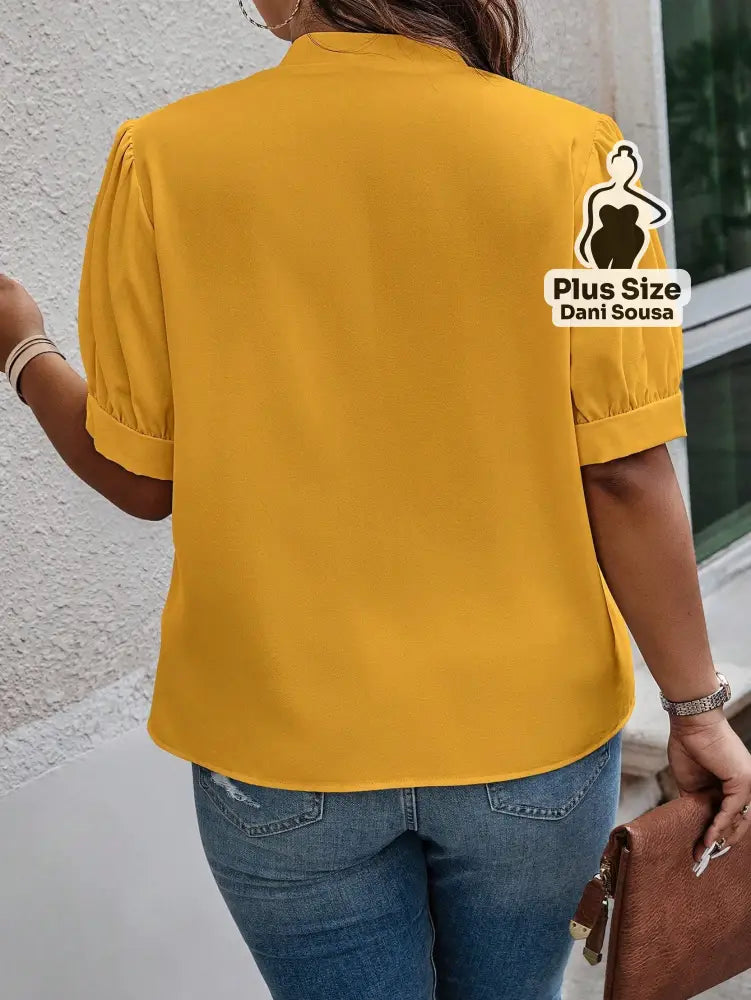 Blusa Elegante Com Laço Frontal e Detalhe de Botões Plus Size Blusa Elegante Com Laço Frontal e Detalhe de Botões Plus