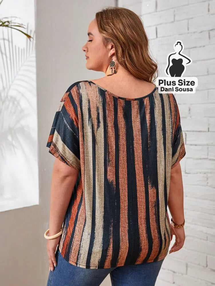 Blusa Elegante De Linhas Verticais Com Decote V Plus Size Blusa Elegante De Linhas Verticais Com Decote V Plus Size