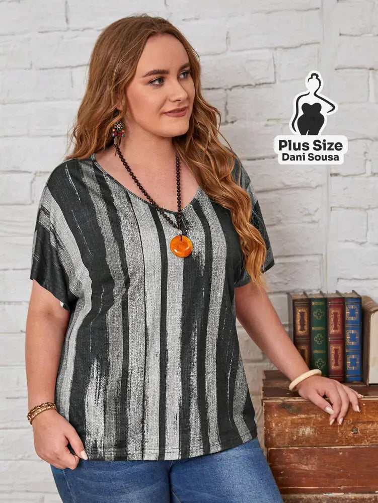 Blusa Elegante De Linhas Verticais Com Decote V Plus Size Blusa Elegante De Linhas Verticais Com Decote V Plus Size