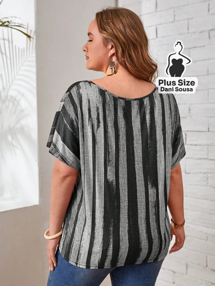 Blusa Elegante De Linhas Verticais Com Decote V Plus Size Blusa Elegante De Linhas Verticais Com Decote V Plus Size