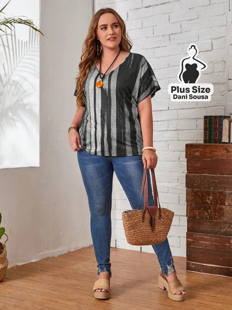 Blusa Elegante De Linhas Verticais Com Decote V Plus Size Blusa Elegante De Linhas Verticais Com Decote V Plus Size