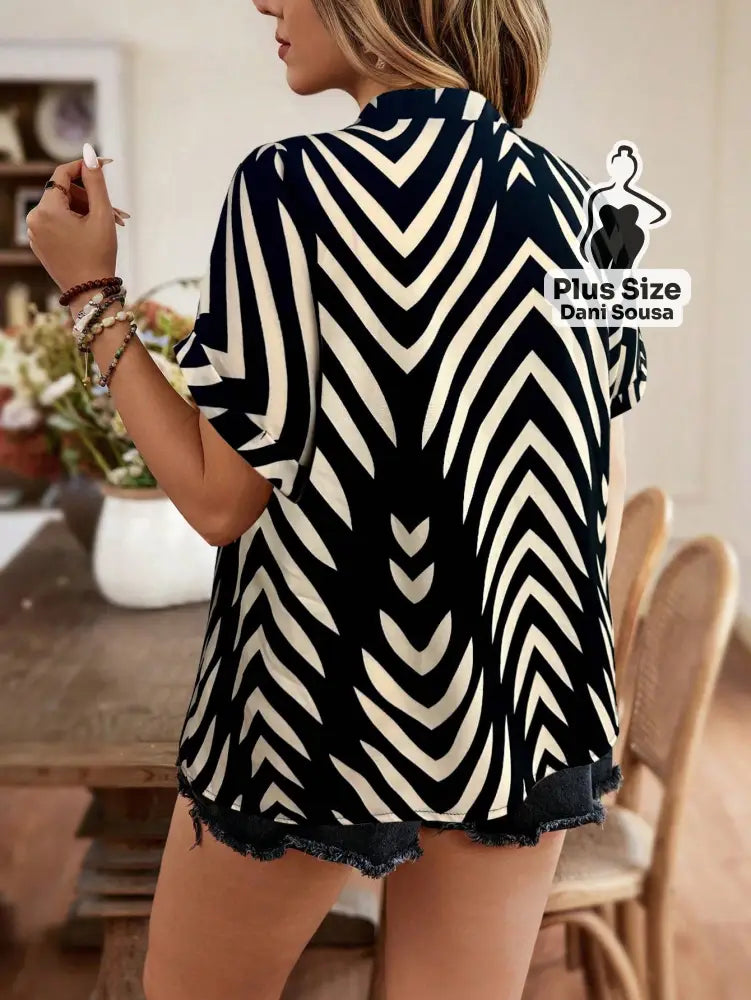 Blusa Estampada Abstrata Sofisticada Plus Size Blusa Estampada Abstrata Sofisticada Plus Size