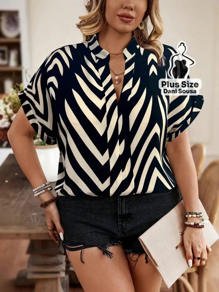 Blusa Estampada Abstrata Sofisticada Plus Size Blusa Estampada Abstrata Sofisticada Plus Size