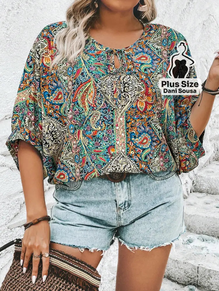 Blusa Estampada Boho Com Amarração Plus Size G Conjunto Cropped e Shorts Estampado com Detalhes de Renda Plus Size