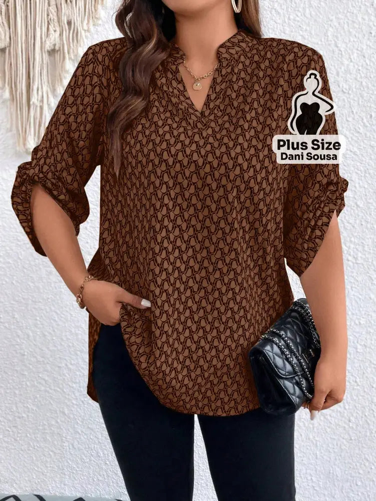 Blusa Estampada Com Decote V e Mangas 3/4 Plus Size Castanho / G Conjunto Cropped e Shorts Estampado com Detalhes de