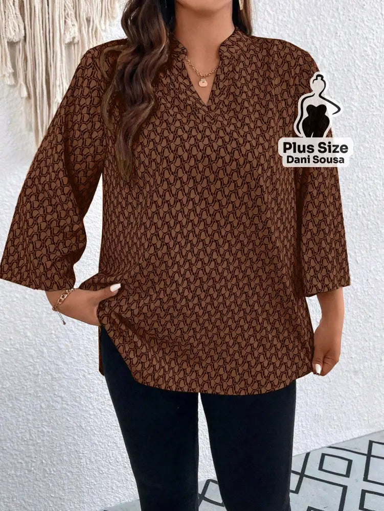Blusa Estampada Com Decote V e Mangas 3/4 Plus Size Conjunto Cropped e Shorts Estampado com Detalhes de Renda Plus Size