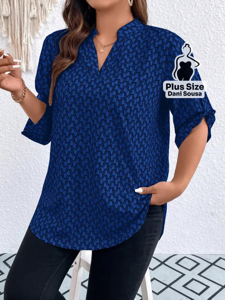 Blusa Estampada Com Decote V e Mangas 3/4 Plus Size Conjunto Cropped e Shorts Estampado com Detalhes de Renda Plus Size
