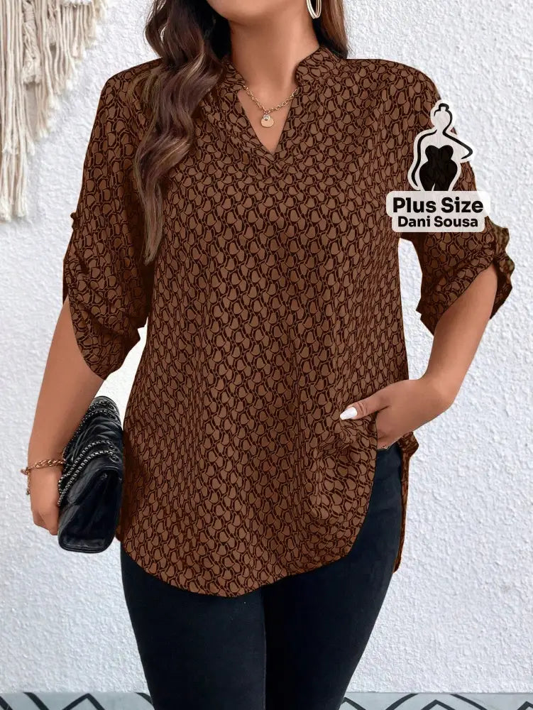 Blusa Estampada Com Decote V e Mangas 3/4 Plus Size Conjunto Cropped e Shorts Estampado com Detalhes de Renda Plus Size
