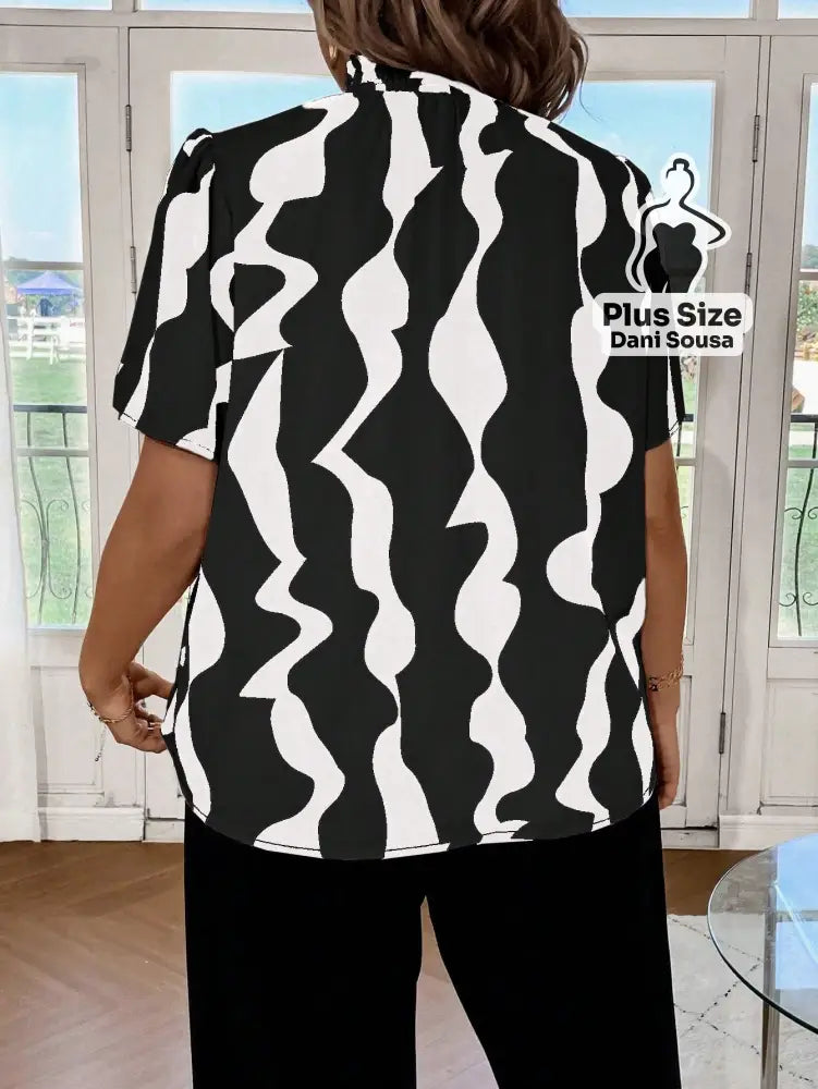 Blusa Estampada Com Gola Alta e Design Moderno Plus Size Blusa Estampada Com Gola Alta e Design Moderno Plus Size