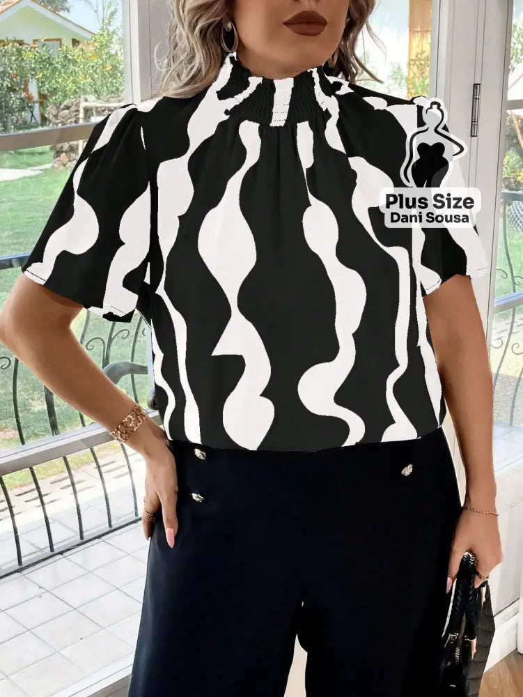 Blusa Estampada Com Gola Alta e Design Moderno Plus Size Blusa Estampada Com Gola Alta e Design Moderno Plus Size