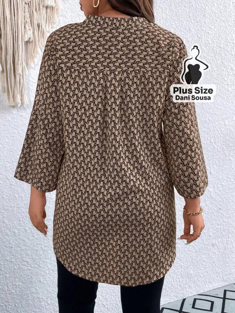 Blusa Estampada Com Manga 3/4 e Gola V Plus Size Blusa Estampada Com Manga 3/4 e Gola V Plus Size