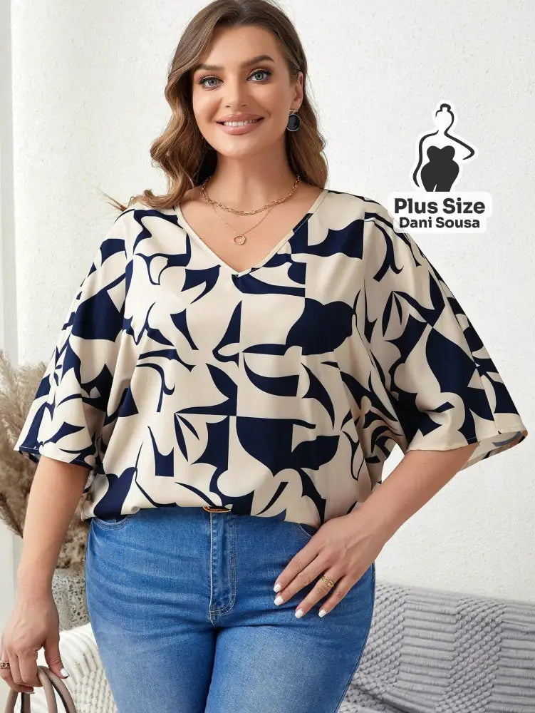 Blusa Estampada Com Mangas Amplas e Decote Em V Plus Size Blusa Estampada Com Mangas Amplas e Decote Em V Plus Size
