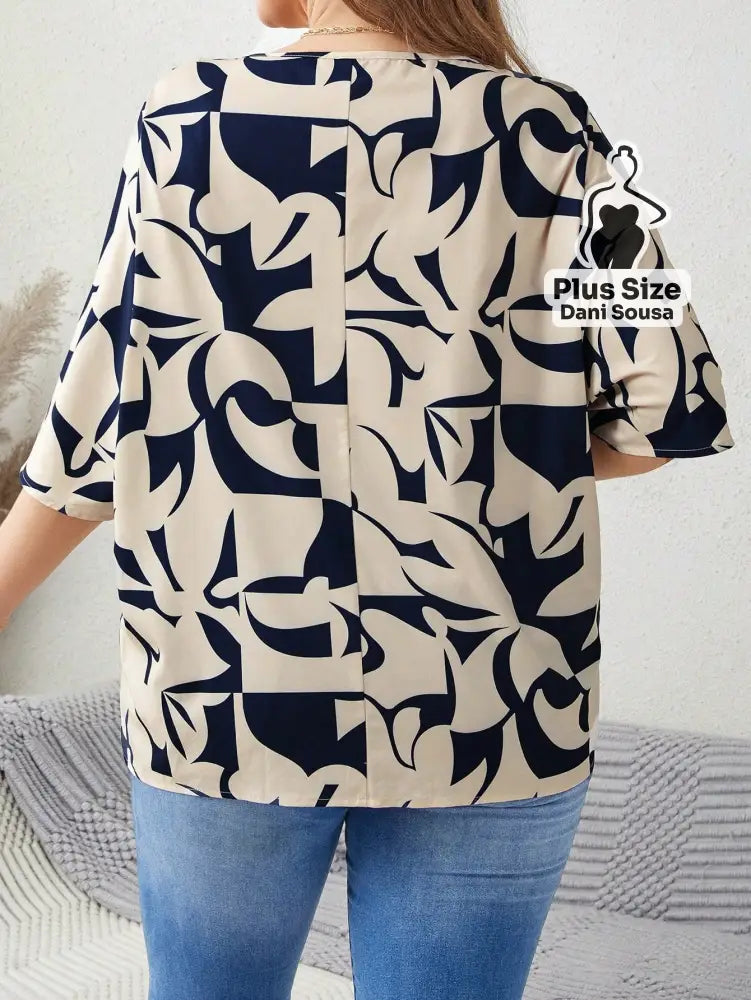 Blusa Estampada Com Mangas Amplas e Decote Em V Plus Size Blusa Estampada Com Mangas Amplas e Decote Em V Plus Size